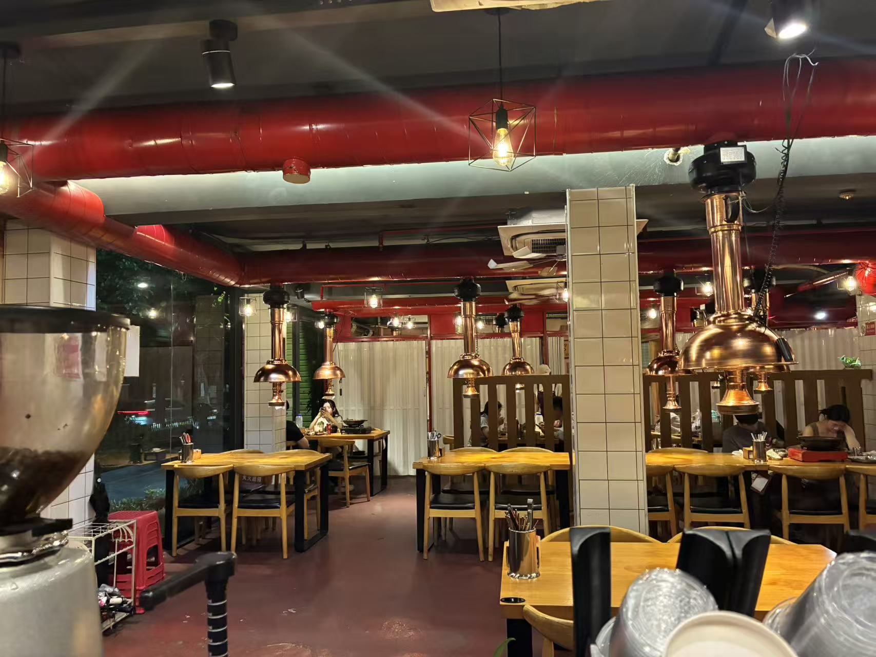 韩庭温暖明亮的店内用餐空间